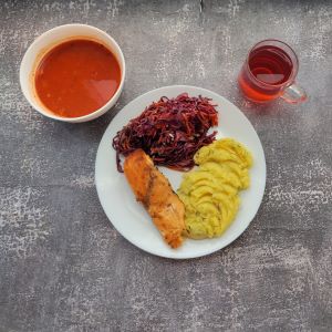 Dieta podstawowa  Zupa pomidorowa z makaronem Ziemniaki z koperkiem gotowane Łosoś pieczony z przyprawami Surówka z czerwonej kapusty z natką pietruszki i słonecznikiem Kompot owocowy z jabłkami